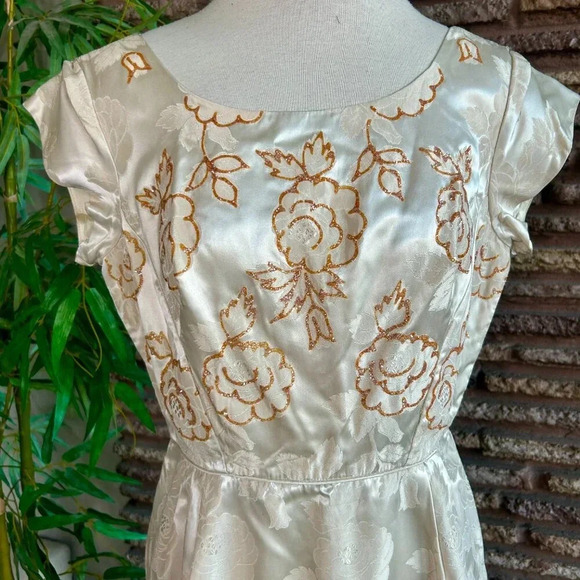 Vintage 60s Shiny Beige Floral Brocade with Glitter Acents - Picture 8 of 10